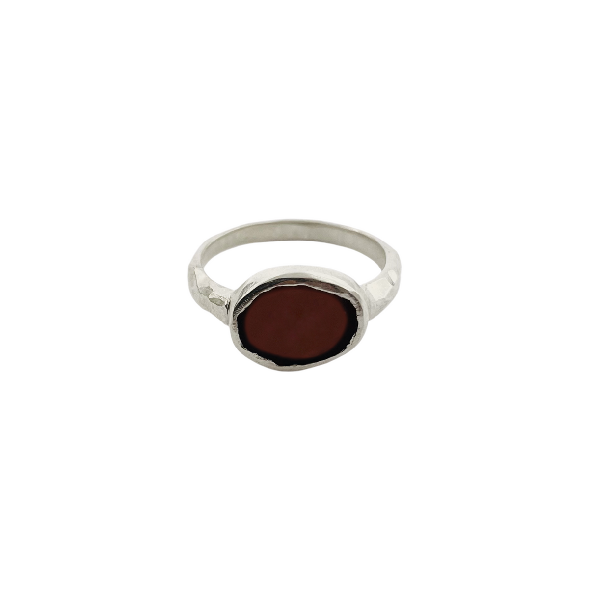 Packshot Bague Egée Grenat vermeil par la créatrice Louise Vurpas pour Bijouterie Fine