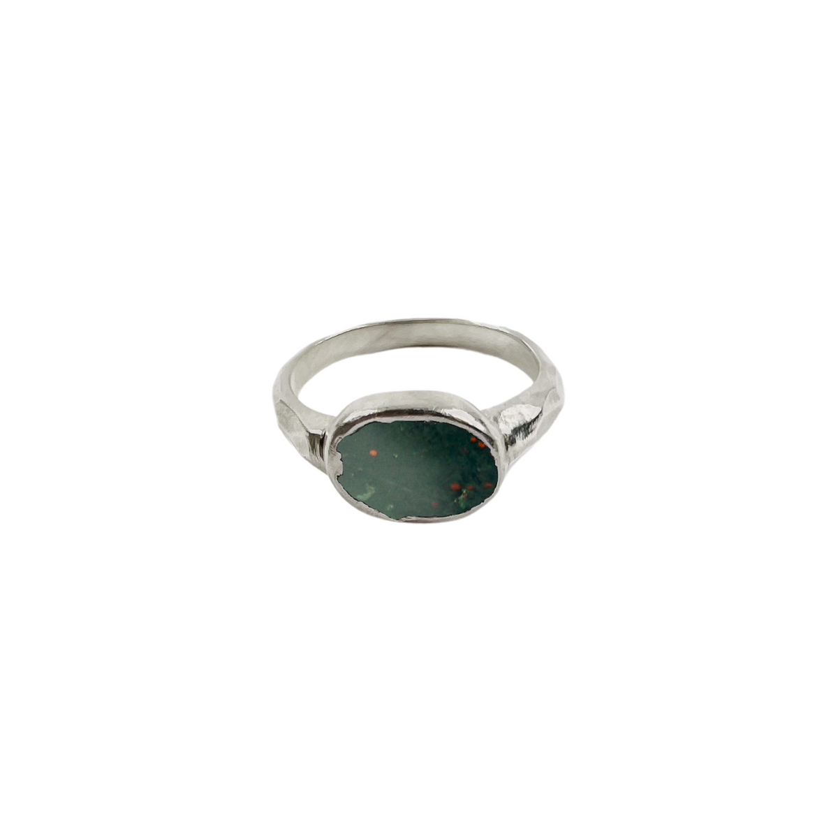 Packshot Bague Egée Jaspe Sanguine en vermail par la créatrice Louise Vurpas pour Bijouterie Fine