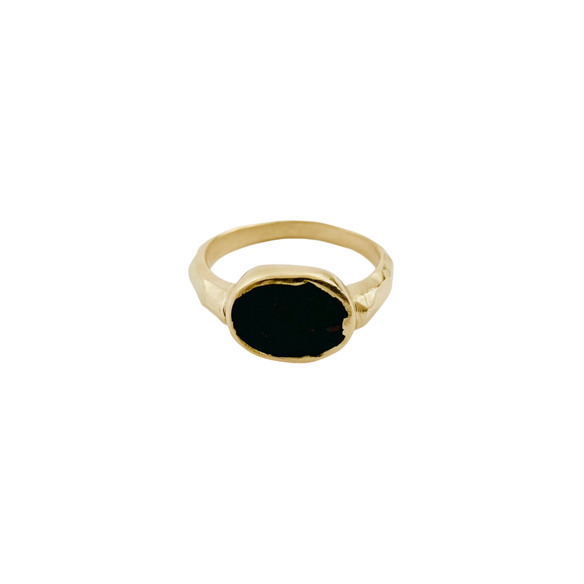 Packshot Bague Egée Jaspe Sanguine en vermail par la créatrice Louise Vurpas pour Bijouterie Fine