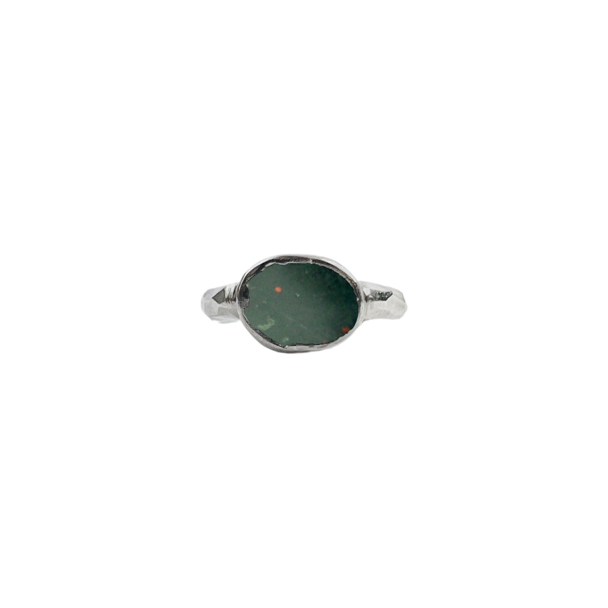 Packshot Bague Egée Jaspe Sanguine en vermail par la créatrice Louise Vurpas pour Bijouterie Fine