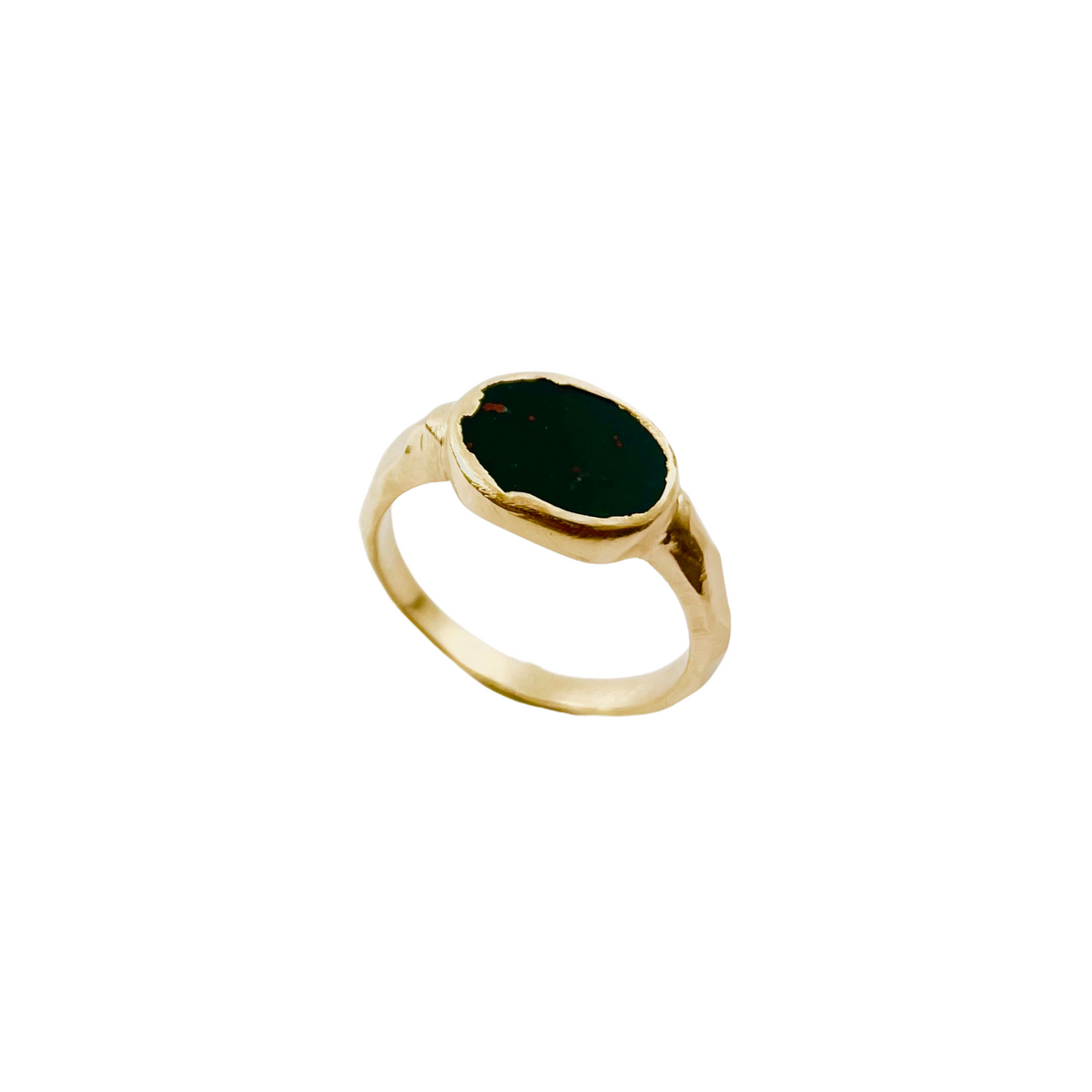 Packshot Bague Egée Jaspe Sanguine en vermail par la créatrice Louise Vurpas pour Bijouterie Fine