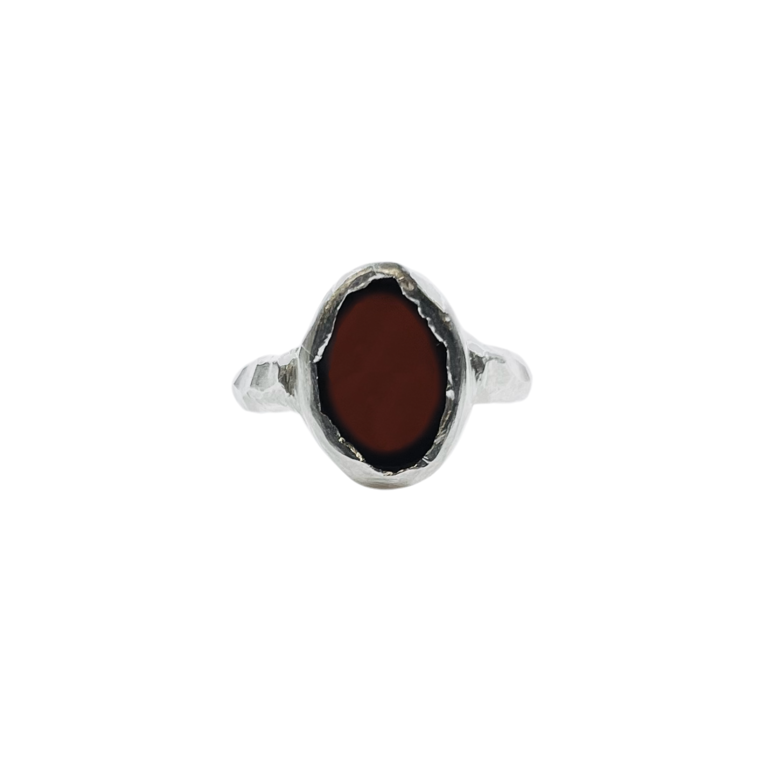 Packshot Bague Pirée Grenat en argent par la créatrice Louise Vurpas pour Bijouterie Fine