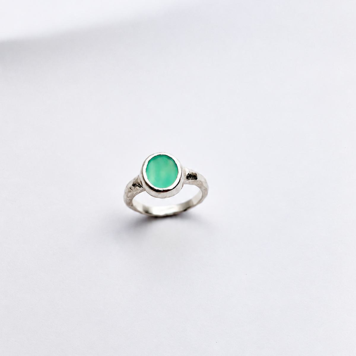 Bague PIRÉE en Argent 925 avec agate verte et corps de bague sculpté – Louise Vurpas