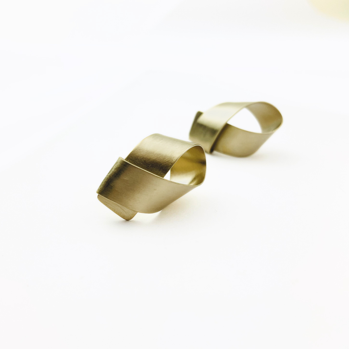 Boucles d’oreilles Spirée Small en Argent 925 plaqué Or 3 microns de Louise Vurpas, fabriquées à la main dans un atelier de joaillerie à Lyon.