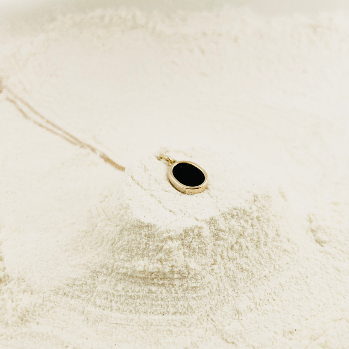 Packshot Collier Aimée en Or 750 par la créatrice Louise Vurpas pour Bijouterie Fine