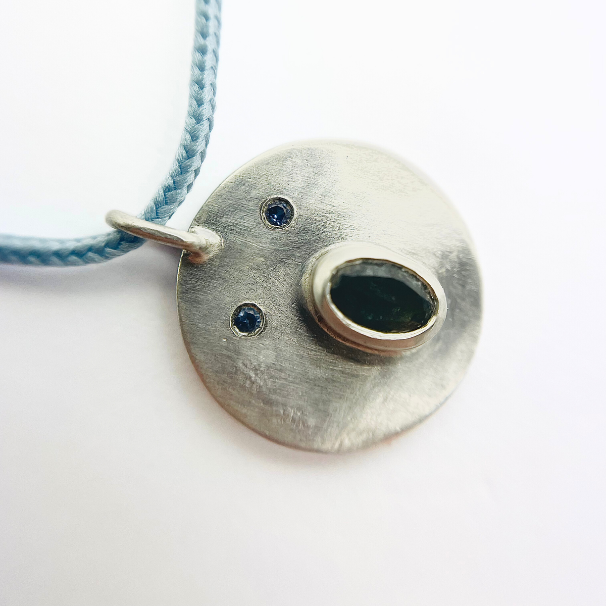 Collier issu de la collection Tronche de la créatrice lyonnaise Louise Vurpas