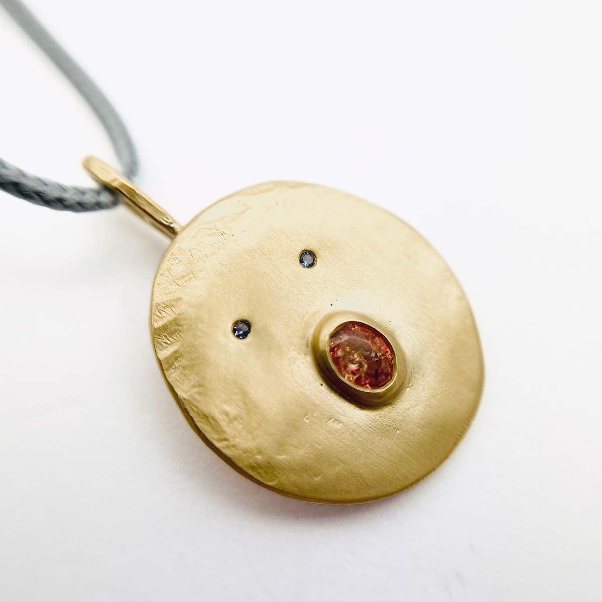 Collier issu de la collection Tronche de la créatrice lyonnaise Louise Vurpas