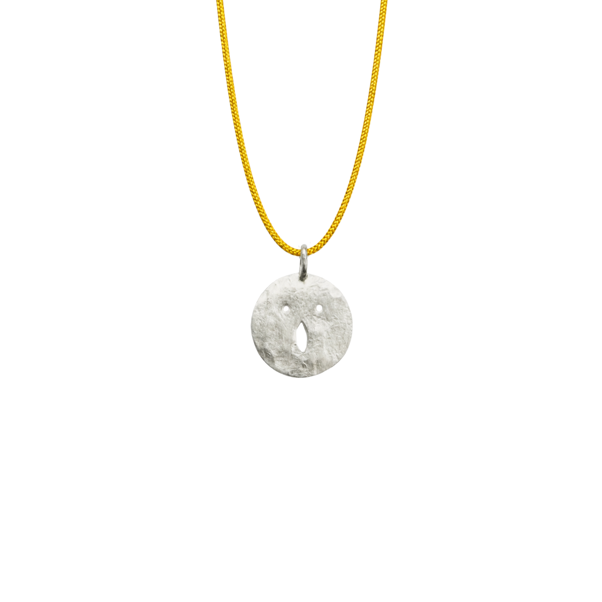 Médaille Tronche Louise en Argent 925 ou Vermeil avec finition mate et martelée fabriquée à la main par Louise Vurpas