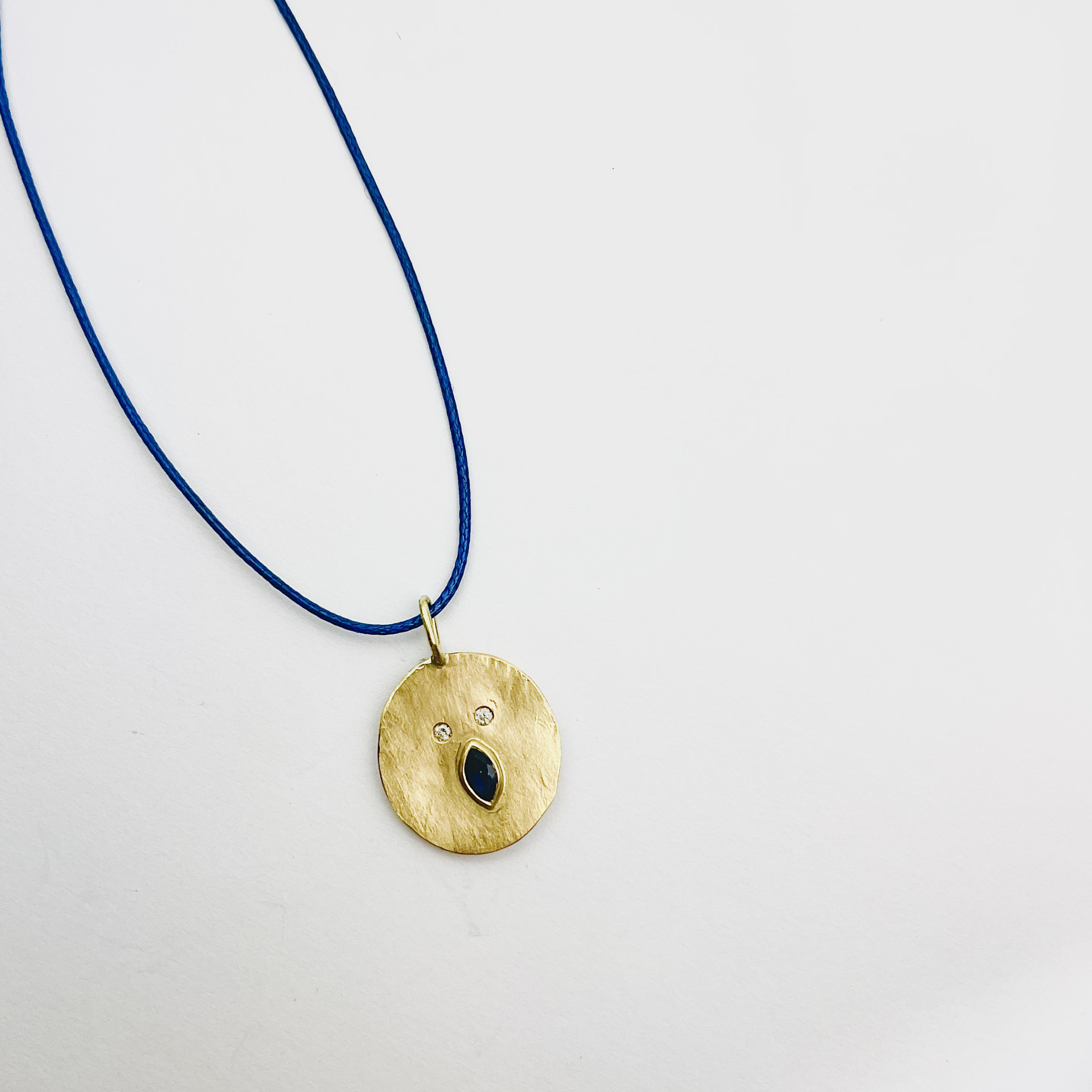 Médaille Tronche Louise en Or 750 mat et martelé avec diamants et saphir bleu taille navette fabriquée à la main à Lyon