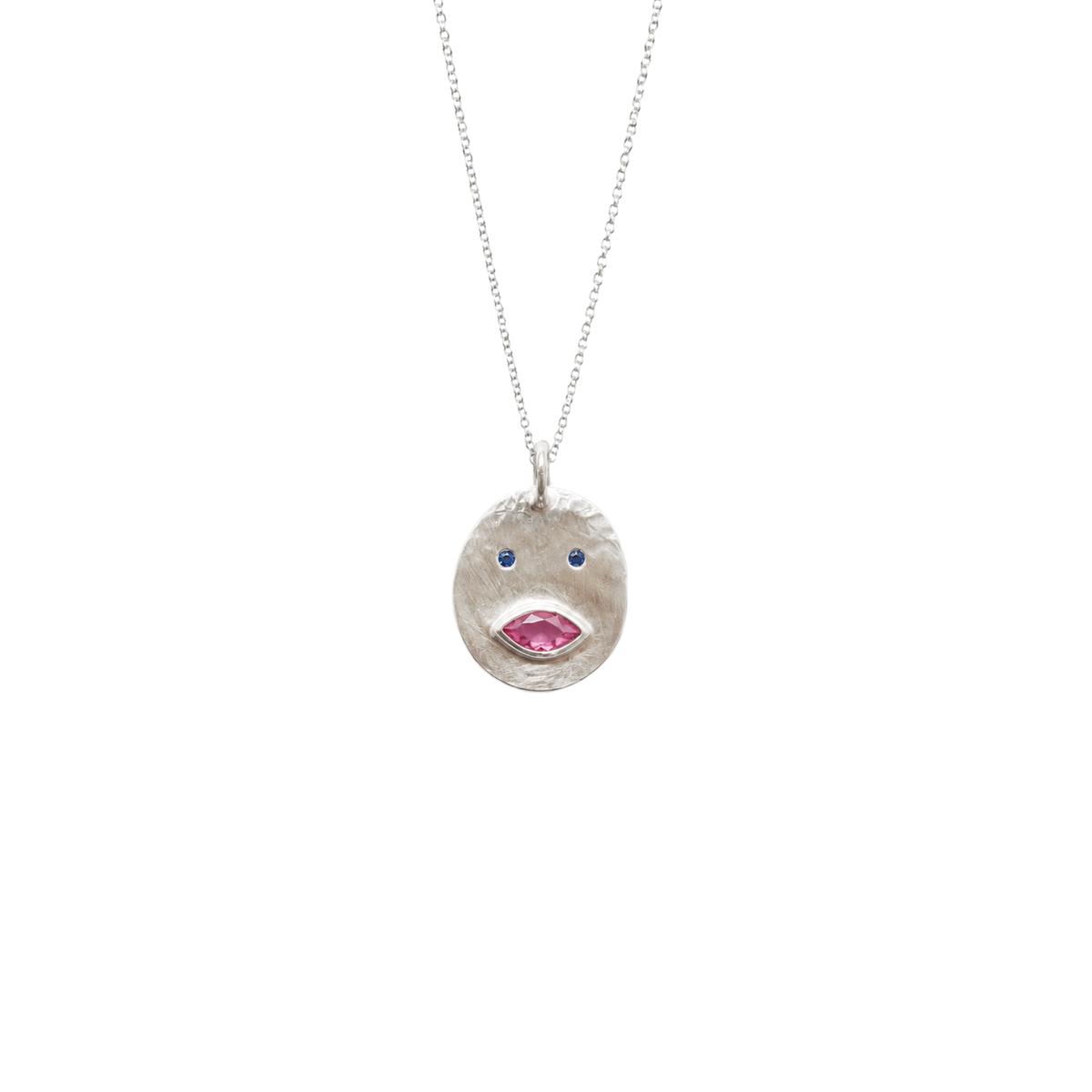 Médaille Tronche Louise en Argent mat et martelé avec bouche saphir rose navette et yeux saphirs bleus