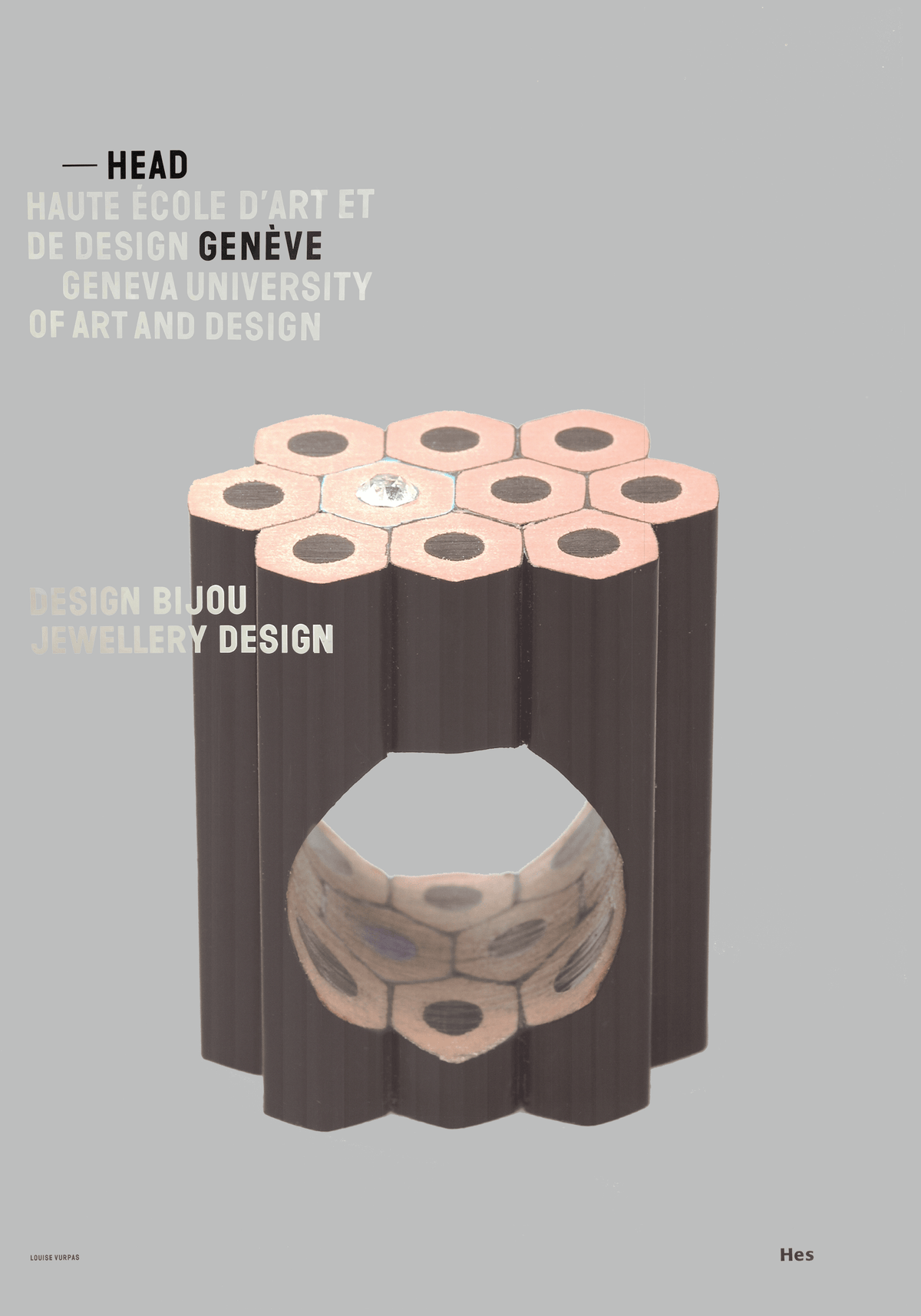 Affiche de la Haute Ecole d'Art et de Design de Genève, sur laquelle on peut voir une bague faite en crayons à papier, imaginée et fabriquée par la créatrice Louise Vurpas. Bijouterie-joaillerie sur-mesure