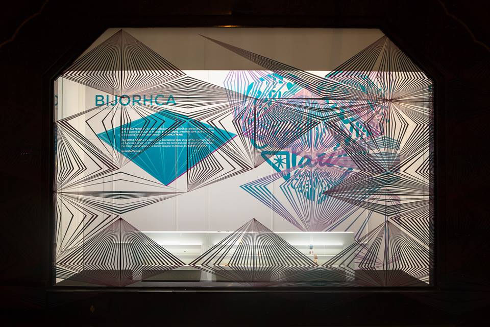 Photo d'une vitrine des Galeries Lafayette Haussman, à Paris, au sein de laquelle la créatrice Louise Vurpas avait une sélection de bijoux, en collaboration avec le BIJORHCA. Bijouterie-joaillerie sur-mesure