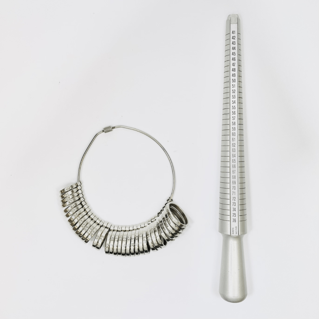 On voit une photo sur fond blanc d'un triboulet et d'un baguier appartenant à la créatrice Louise Vurpas pour Bijouterie Fine - Bijouterie Joaillerie, sur-mesure