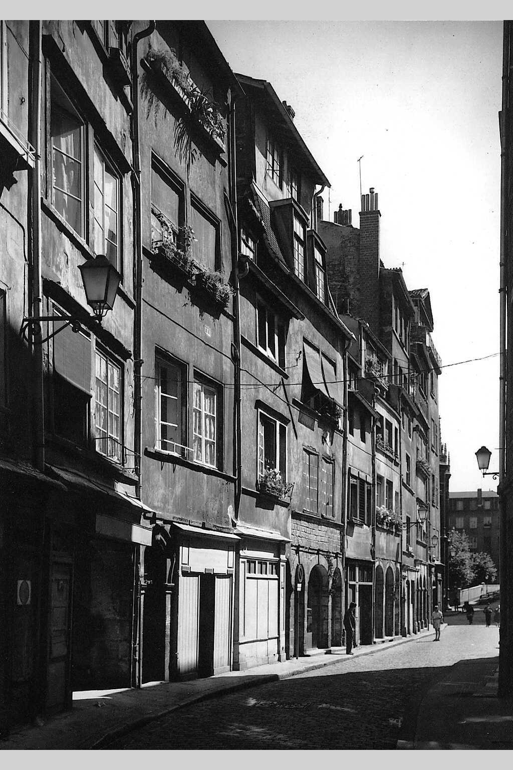 Vieille photo de la rue Saint-George à Lyon, où se trouve le bureau de la marque Bijouterie Fine de la créatrice de bijoux Louise Vurpas au 27, rue Saint-Georges à Lyon. Bijouterie-joaillerie sur-mesure et petite série
