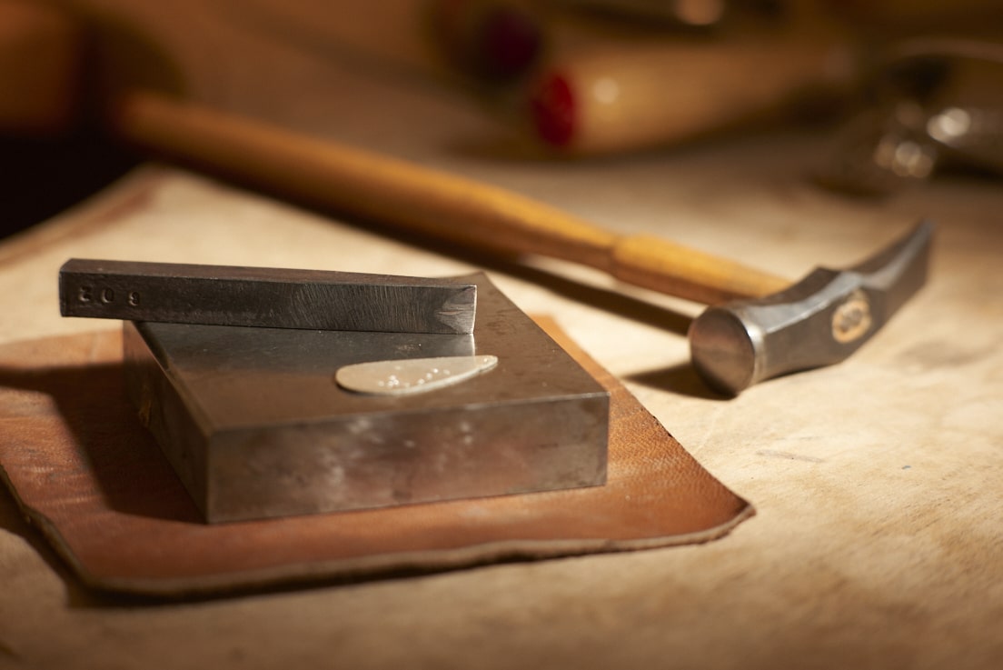 On voit l'établi de la créatrice Louise Vurpas pour Bijouterie Fine et ses outils - Bijouterie joaillerie, sur-mesure