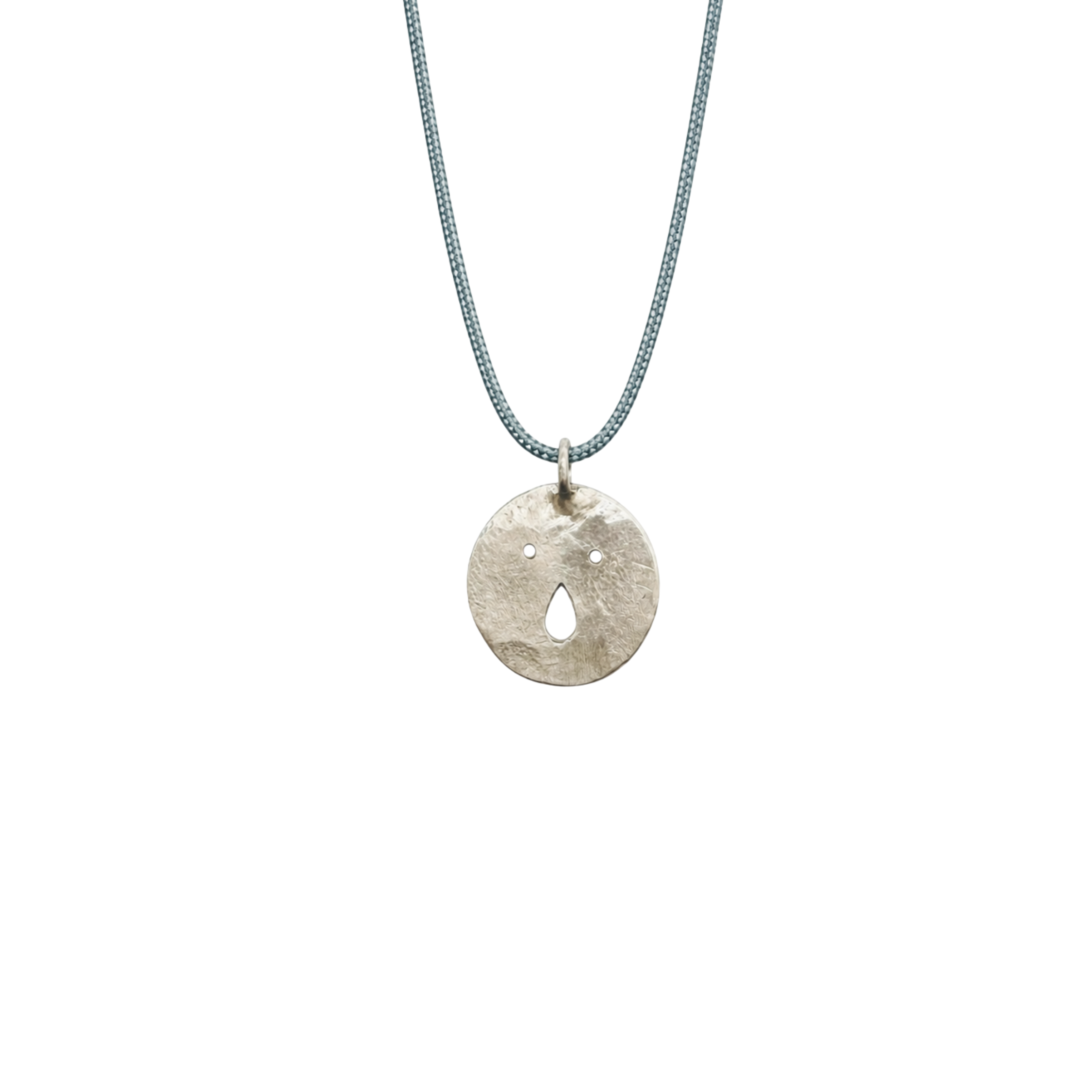 Médaille Tronche Paula en Argent 925 ou Vermeil avec finition mate et martelée fabriquée à la main par Louise Vurpas