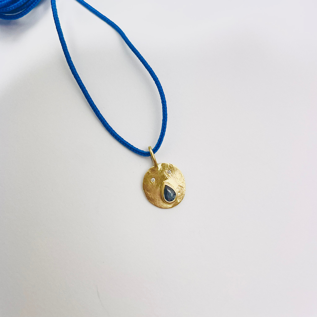 Mini Médaille Tronche Paula Saphir Bleu - Or 750/1000