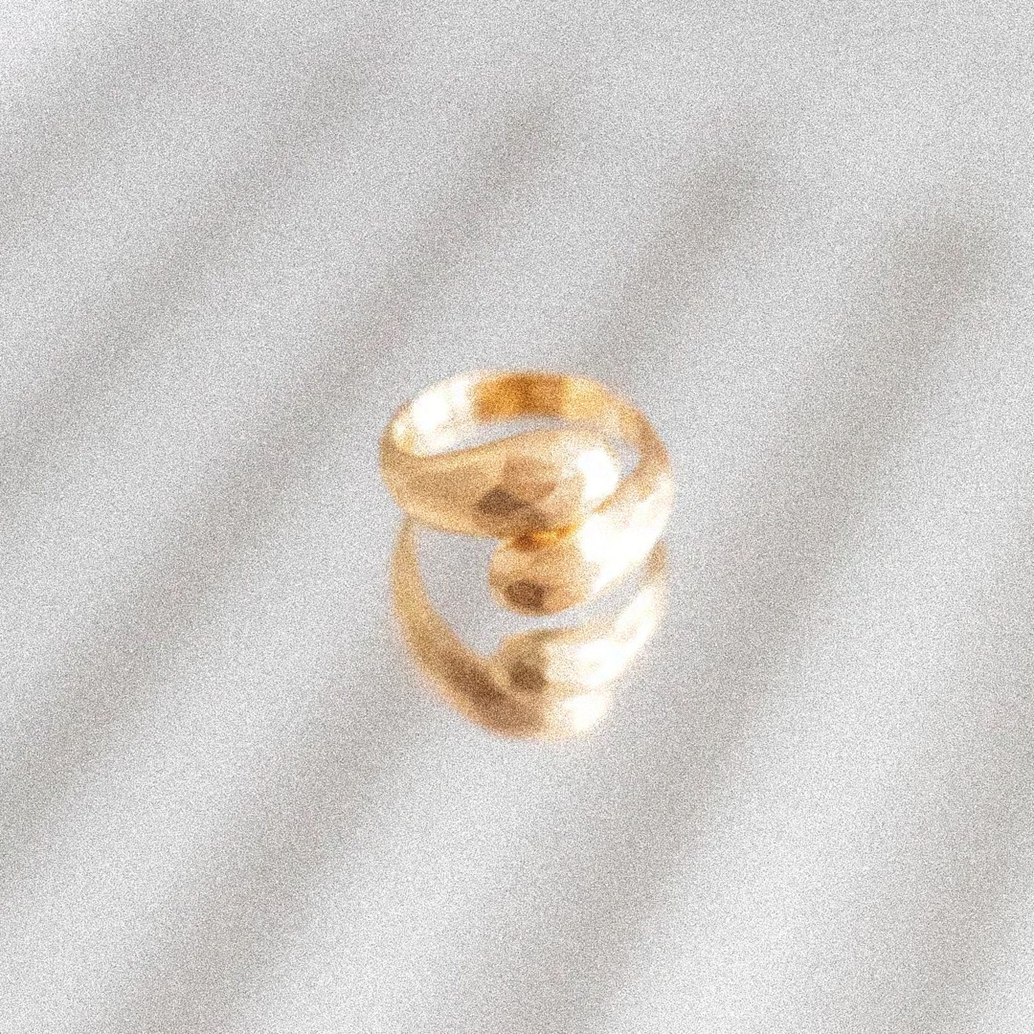 Quels styles de bagues choisir pour des doigts plus imposants ?