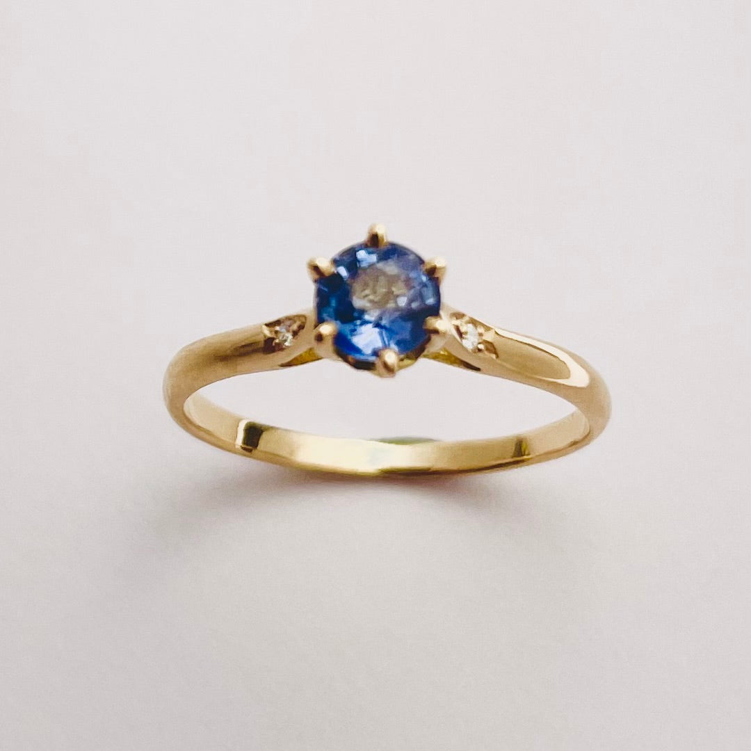 Louise Vurpas – Sur-mesure – Bague Palmette Lucas Revel - Or 750/1000 - Saphir 0,43 cts, serti griffes - Diamants x 2 - 1,2 mm, serti grains - Poids : 1,41 grammes