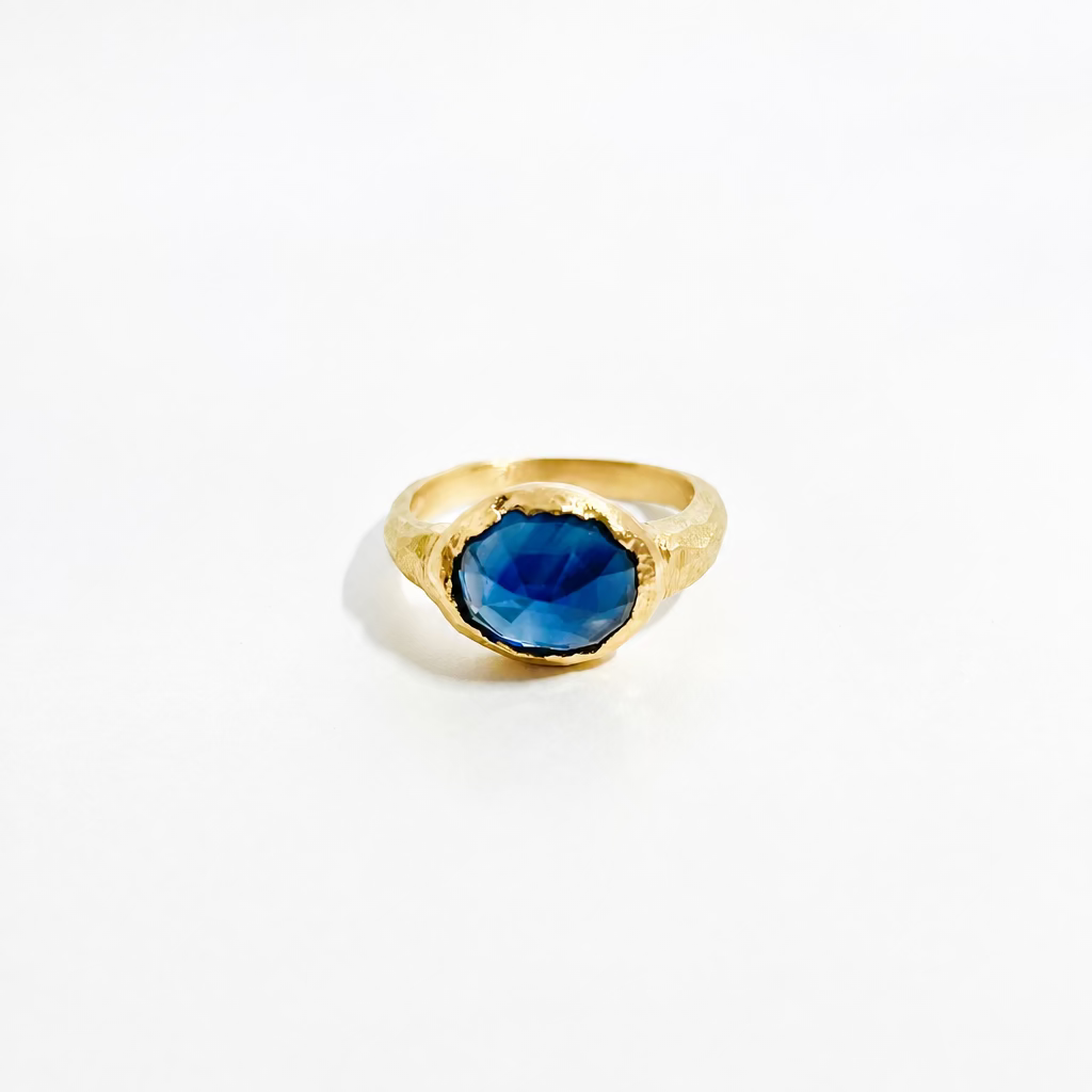 Bague sur mesure en or sertie d’une pierre précieuse, vue de face