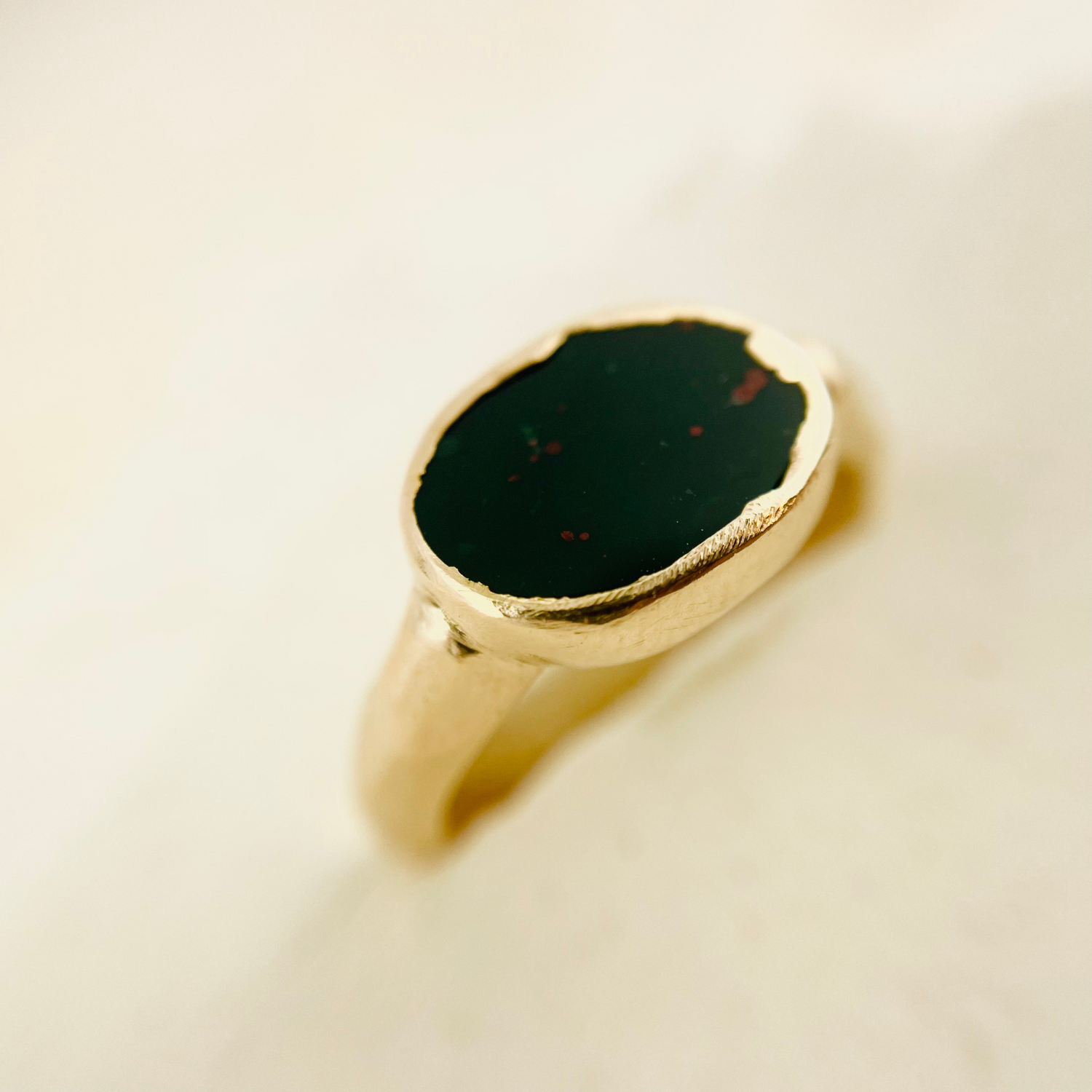 Packshot Bague Egée Jaspe Sanguine en vermail par la créatrice Louise Vurpas pour Bijouterie Fine