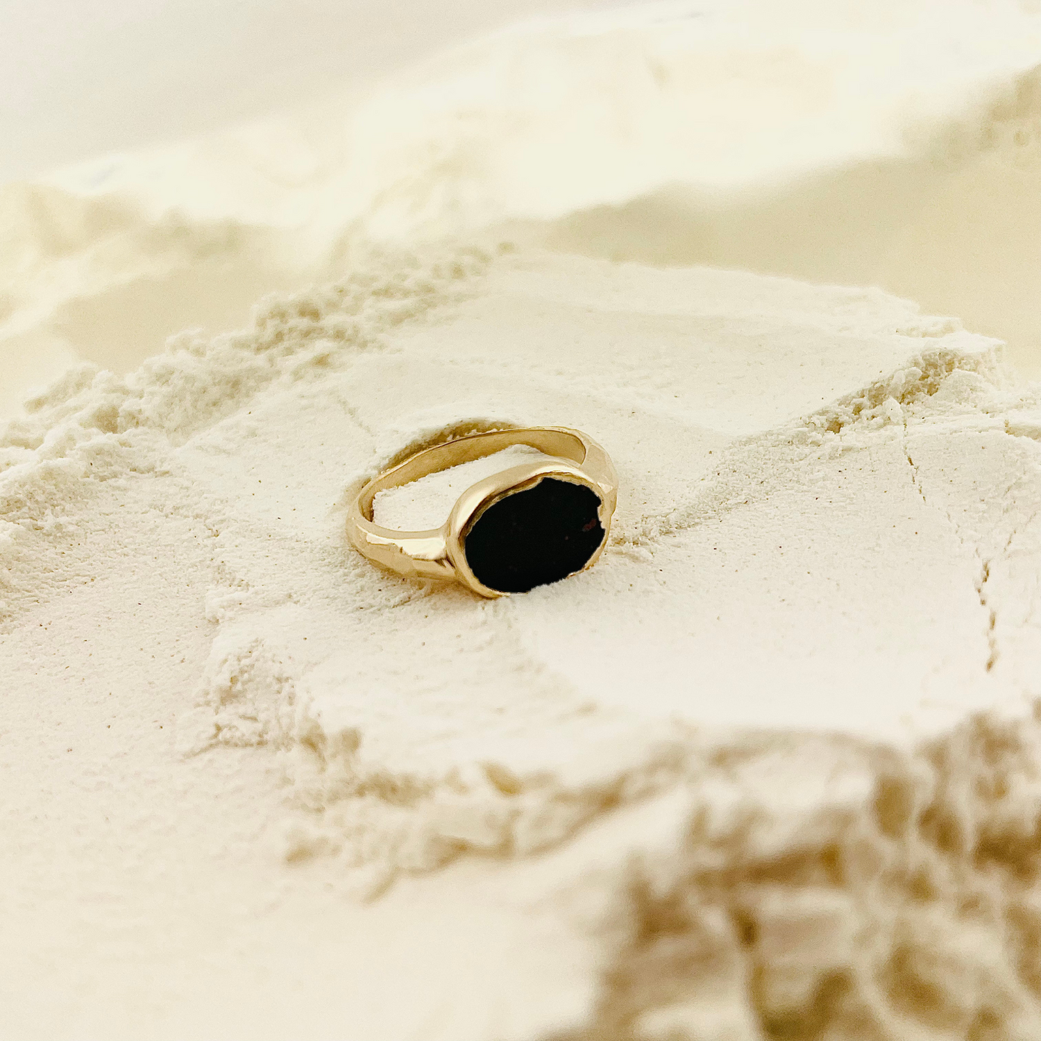 Packshot Bague Egée Jaspe Sanguine en vermail par la créatrice Louise Vurpas pour Bijouterie Fine