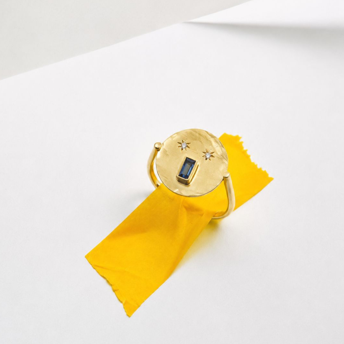 antoinette-bague-tronche-bouche-baguette-createur-lyon-louise-vurpas-fond-blanc-or-750
