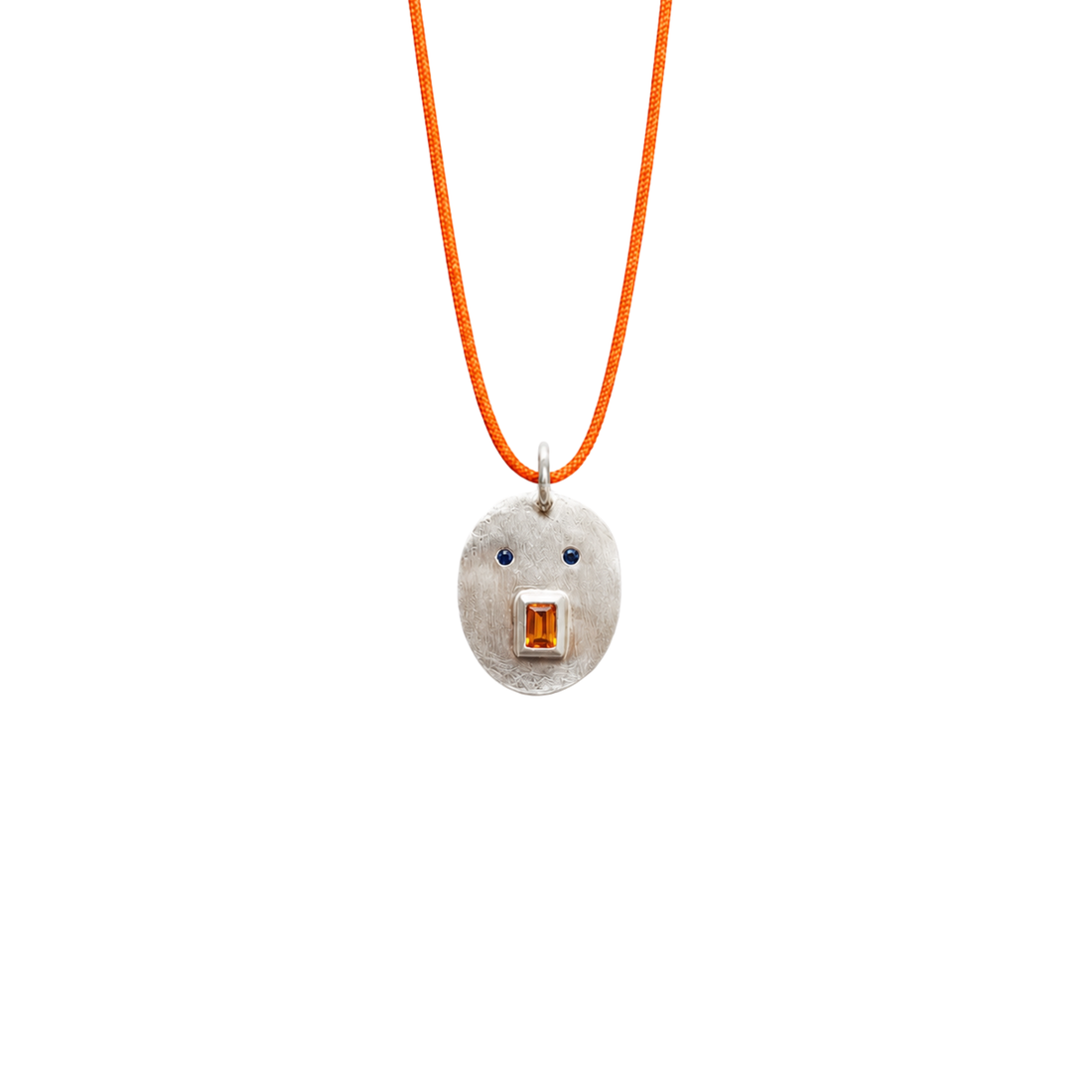 Médaille Tronche Antoinette en Argent martelé avec bouche saphir orange baguette et yeux saphirs bleus