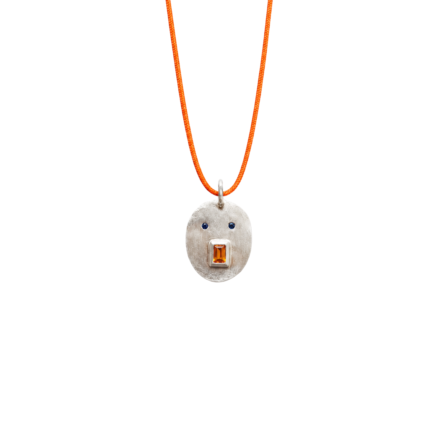 Médaille Tronche Antoinette en Argent martelé avec bouche saphir orange baguette et yeux saphirs bleus