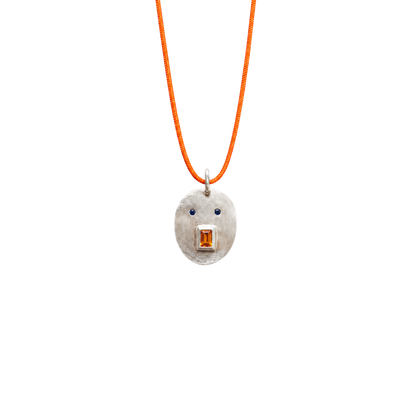 Médaille Tronche Antoinette en Argent martelé avec bouche saphir orange baguette et yeux saphirs bleus