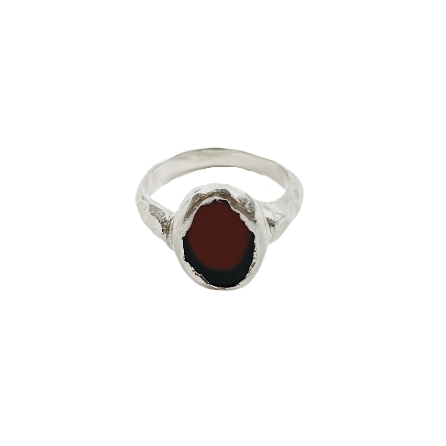 Packshot Bague Pirée Grenat en argent par la créatrice Louise Vurpas pour Bijouterie Fine