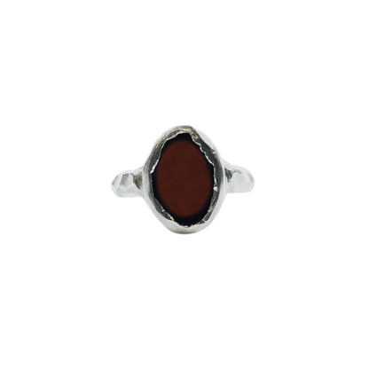 Packshot Bague Pirée Grenat en argent par la créatrice Louise Vurpas pour Bijouterie Fine