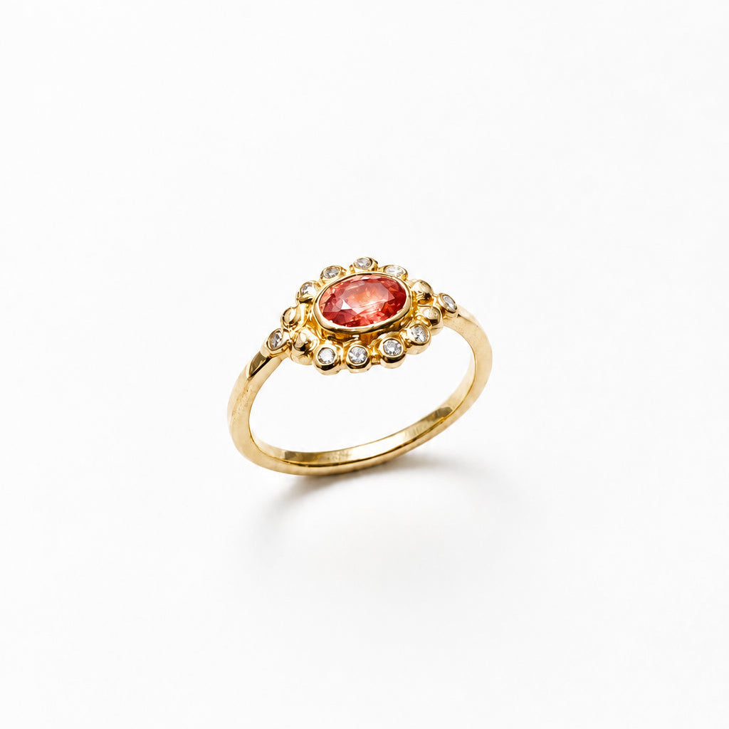 Détail de la pierre précieuse sertie sur une bague en or réalisée sur mesure