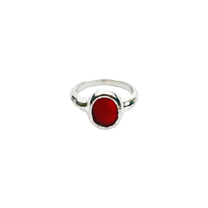 Bague PIRÉE en Argent 925 avec agate rouge perpendiculaire au corps de bague sculpté – Louise Vurpas