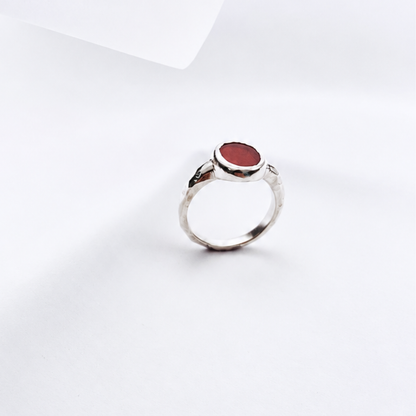 Bague PIRÉE en Argent 925 avec agate rouge perpendiculaire au corps de bague sculpté – Louise Vurpas
