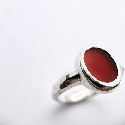 Bague PIRÉE en Argent 925 avec agate rouge perpendiculaire au corps de bague sculpté – Louise Vurpas