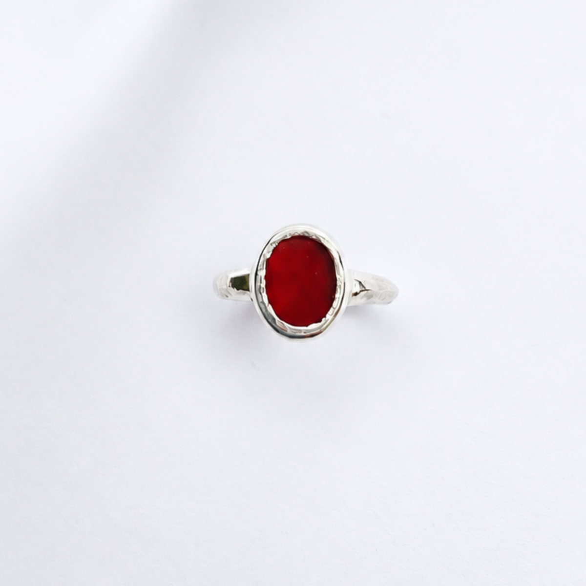 Bague PIRÉE en Argent 925 avec agate rouge perpendiculaire au corps de bague sculpté – Louise Vurpas
