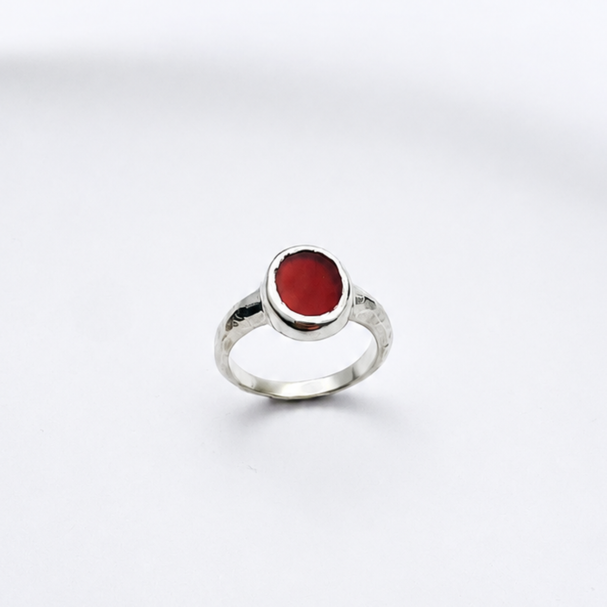 Bague PIRÉE en Argent 925 avec agate rouge perpendiculaire au corps de bague sculpté – Louise Vurpas