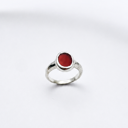 Bague PIRÉE en Argent 925 avec agate rouge perpendiculaire au corps de bague sculpté – Louise Vurpas
