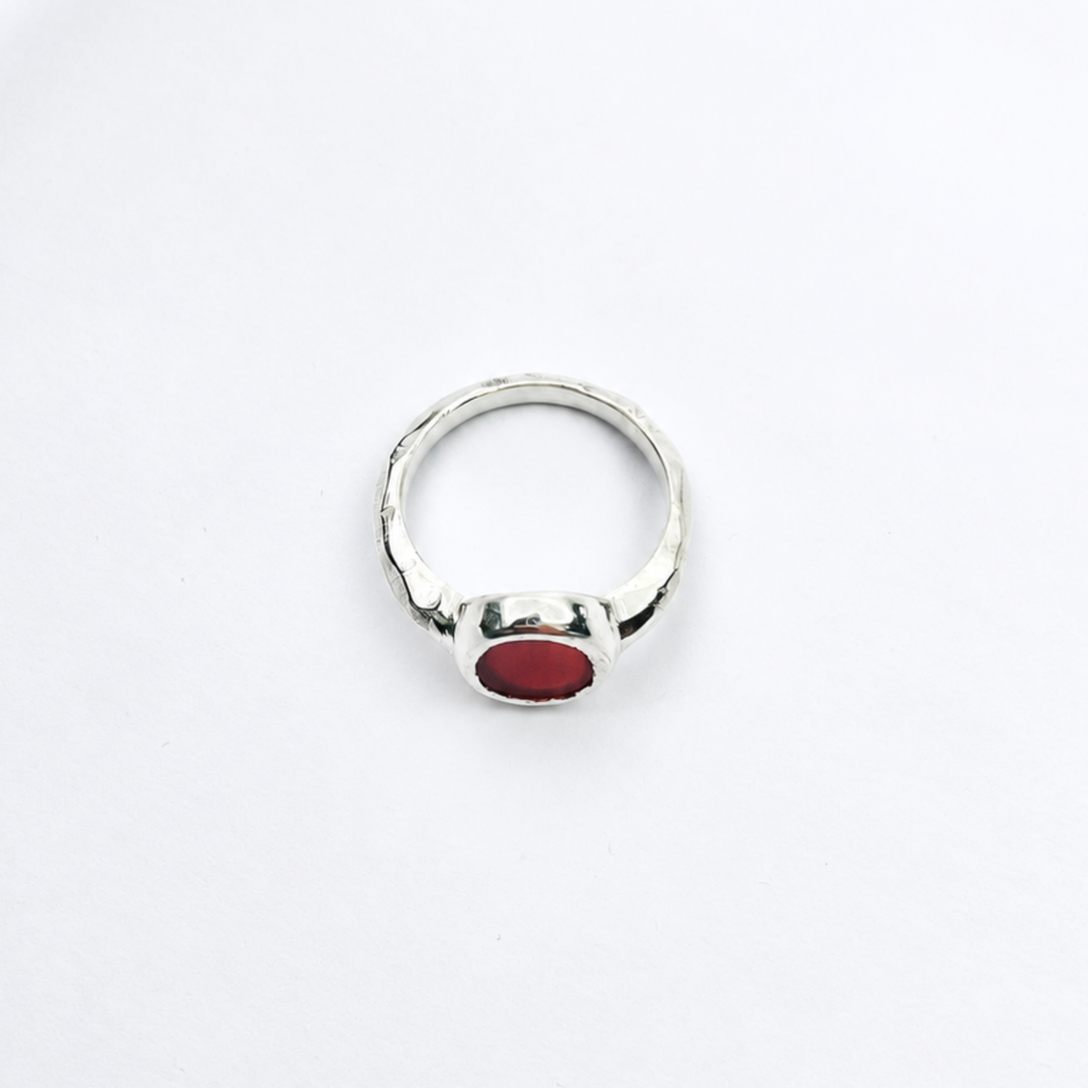 Bague PIRÉE en Argent 925 avec agate rouge perpendiculaire au corps de bague sculpté – Louise Vurpas