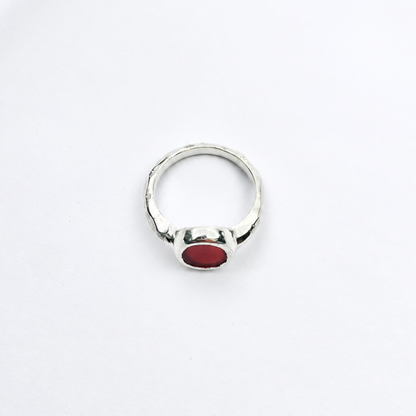 Bague PIRÉE en Argent 925 avec agate rouge perpendiculaire au corps de bague sculpté – Louise Vurpas
