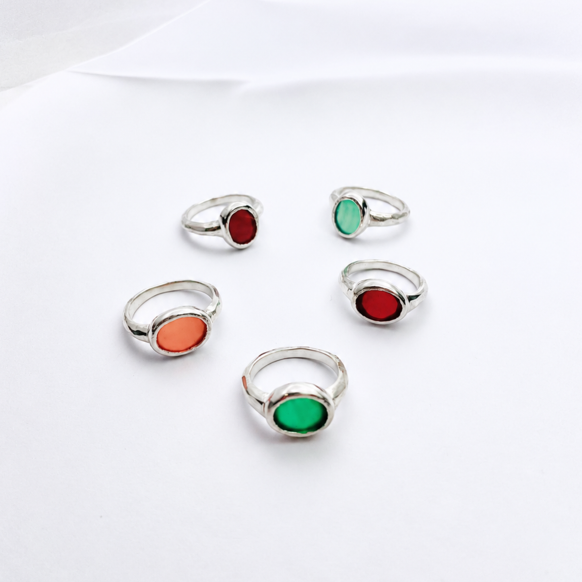 Bague PIRÉE en Argent 925 avec agate rouge perpendiculaire au corps de bague sculpté – Louise Vurpas