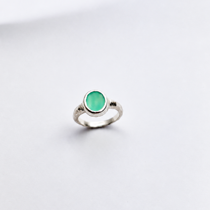 Bague PIRÉE en Argent 925 avec agate verte et corps de bague sculpté – Louise Vurpas