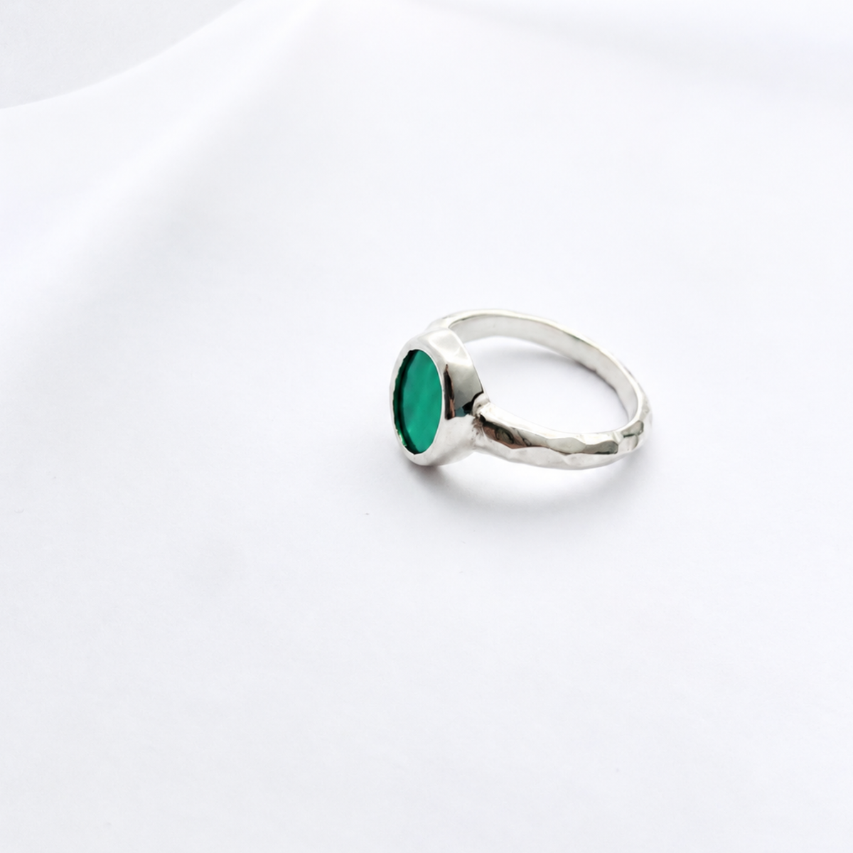 Bague PIRÉE en Argent 925 avec agate verte et corps de bague sculpté – Louise Vurpas