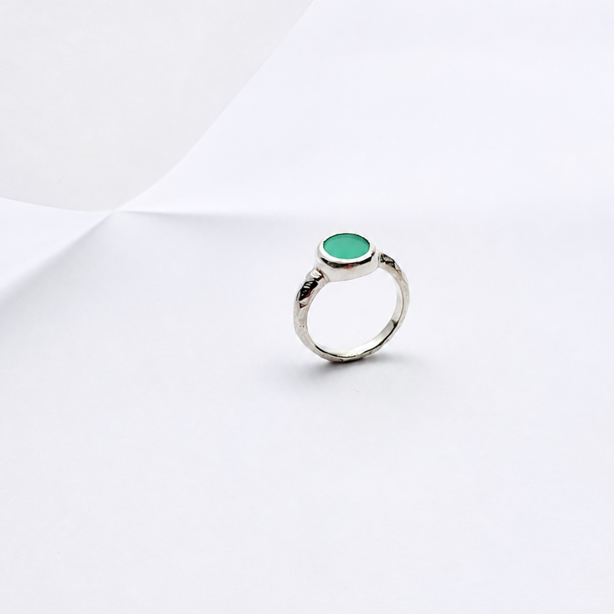 Bague PIRÉE en Argent 925 avec agate verte et corps de bague sculpté – Louise Vurpas