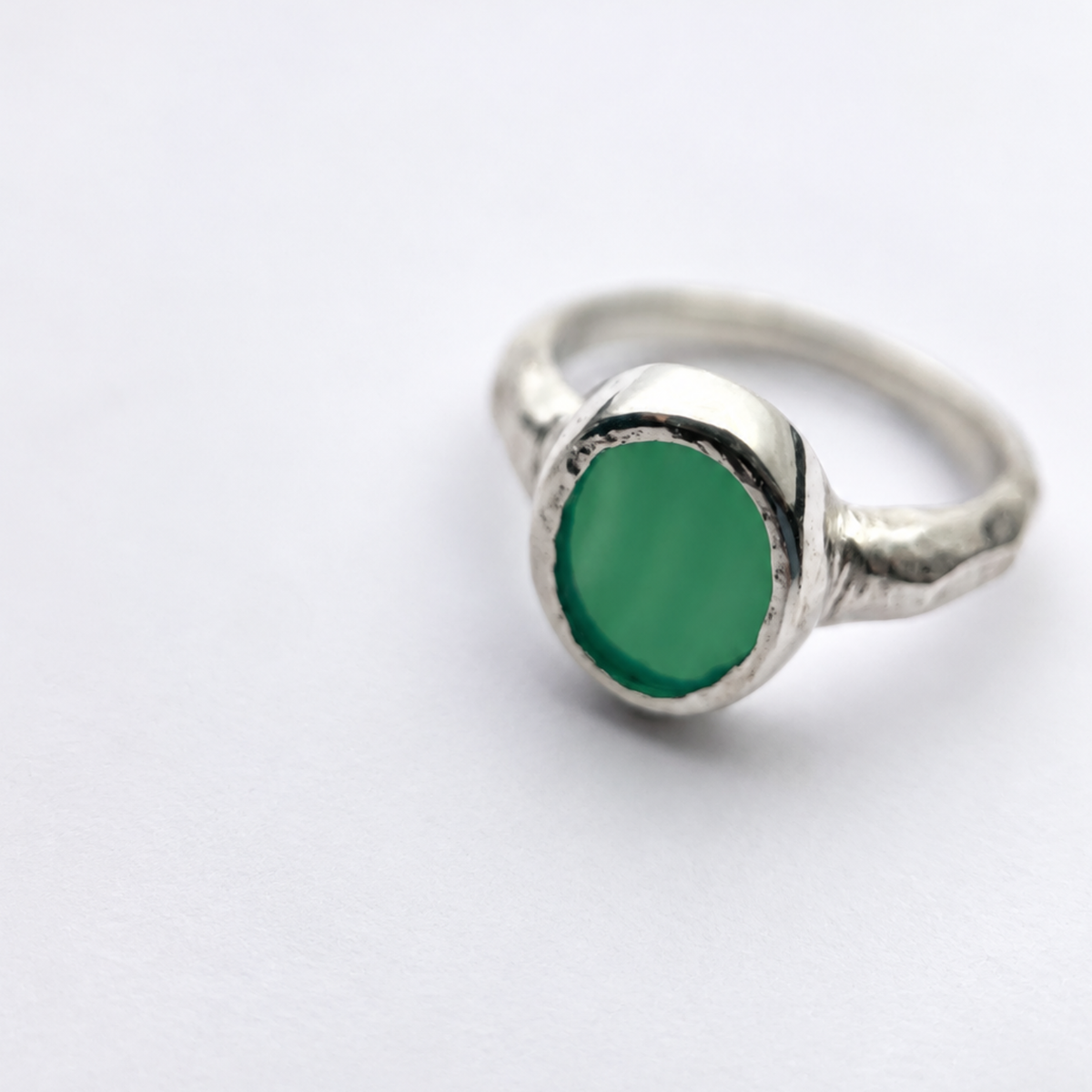 Bague PIRÉE en Argent 925 avec agate verte et corps de bague sculpté – Louise Vurpas
