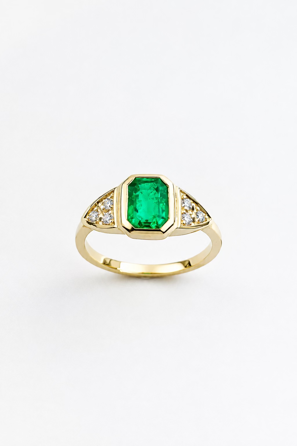 Bague sur mesure en or sertie d’une pierre précieuse, vue de face