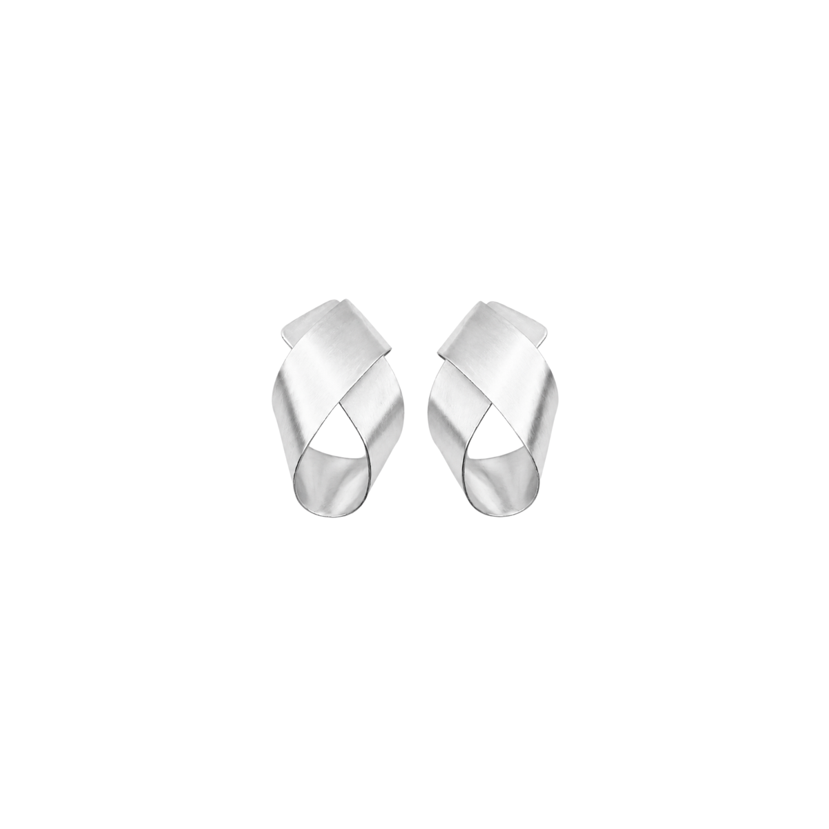 Boucles d’oreilles Spirée Small en Argent 925 plaqué Or 3 microns de Louise Vurpas, fabriquées à la main dans un atelier de joaillerie à Lyon.