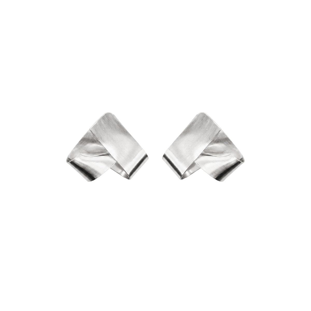 Boucles d’oreilles Mini Distorsion en Argent 925 plaqué Or 3 microns de Louise Vurpas, fabriquées à la main dans un atelier de joaillerie à Lyon.