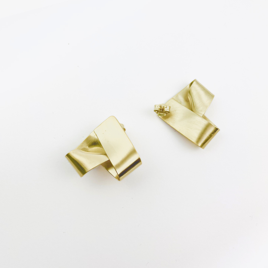 Boucles d’oreilles Mini Distorsion en Argent 925 plaqué Or 3 microns de Louise Vurpas, fabriquées à la main dans un atelier de joaillerie à Lyon.